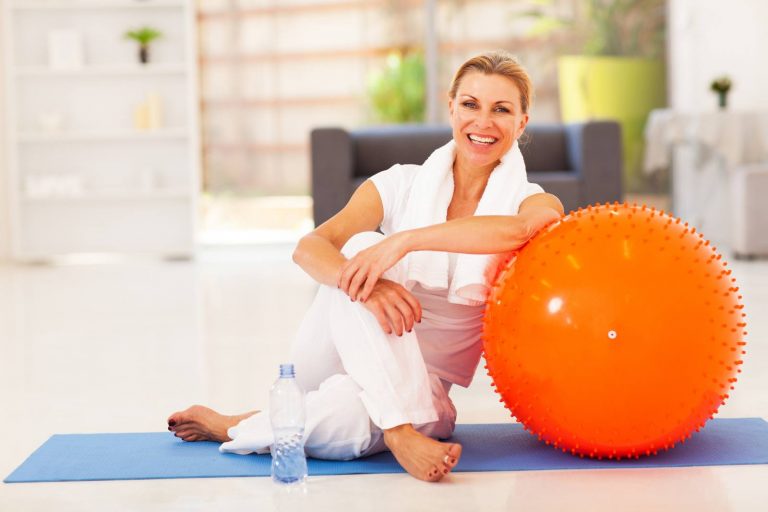 donna fa ginnastica in menopausa